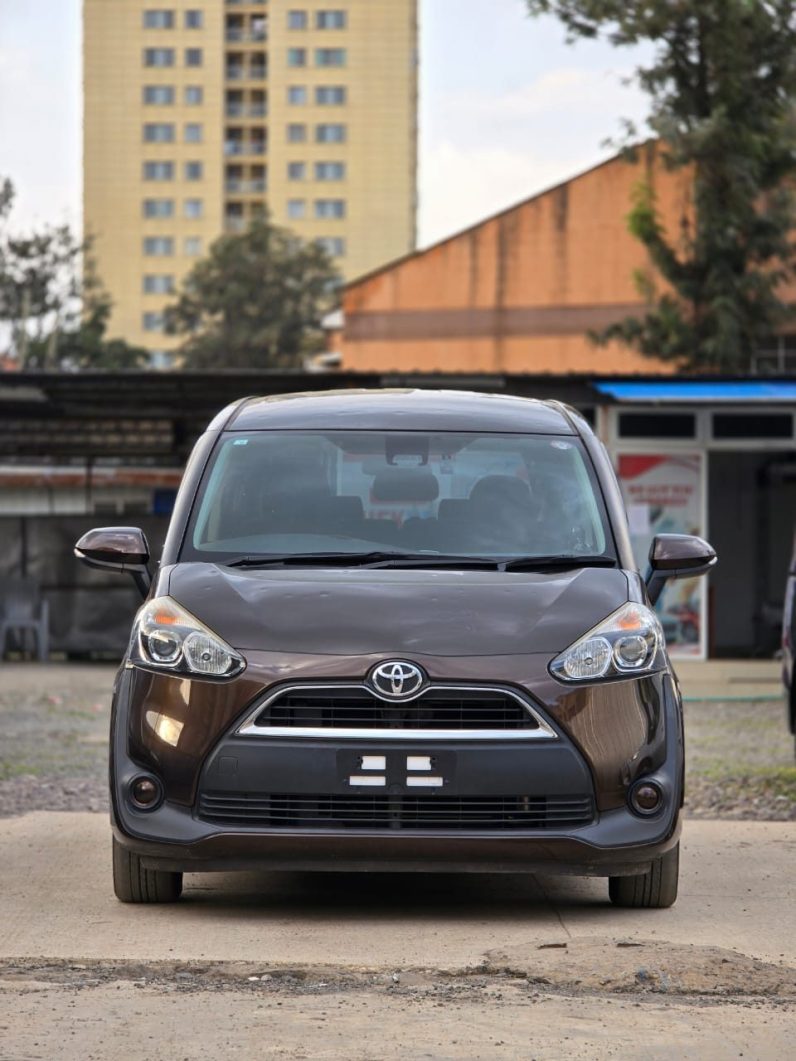 
								Toyota Sienta full									