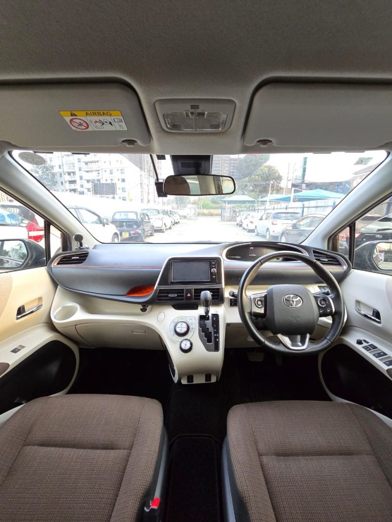 
								Toyota Sienta full									