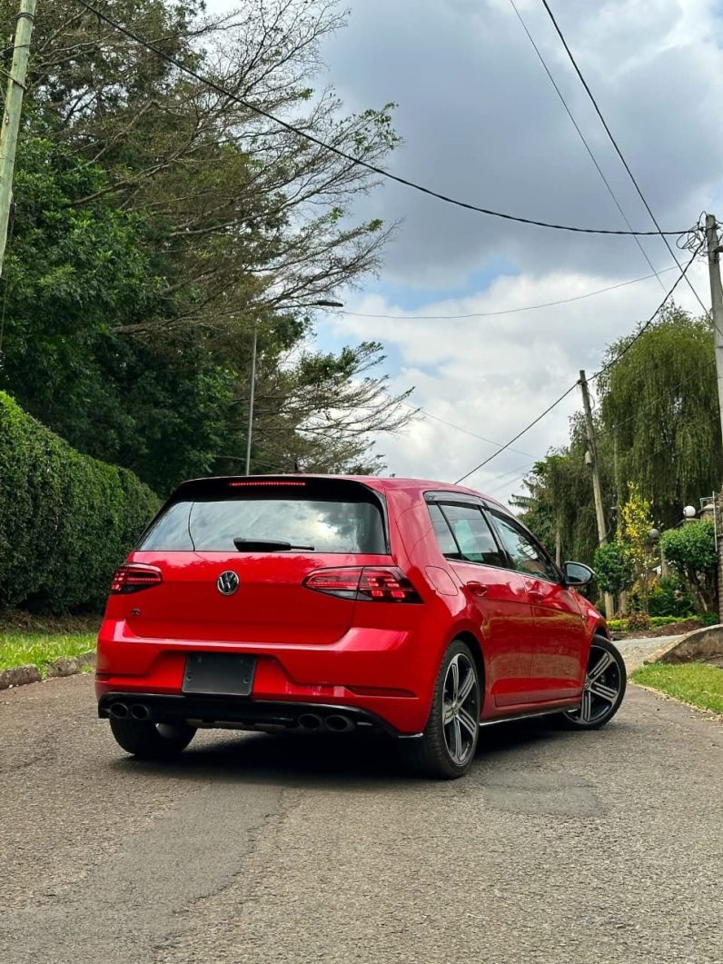 
								Volkswagen Golf R full									