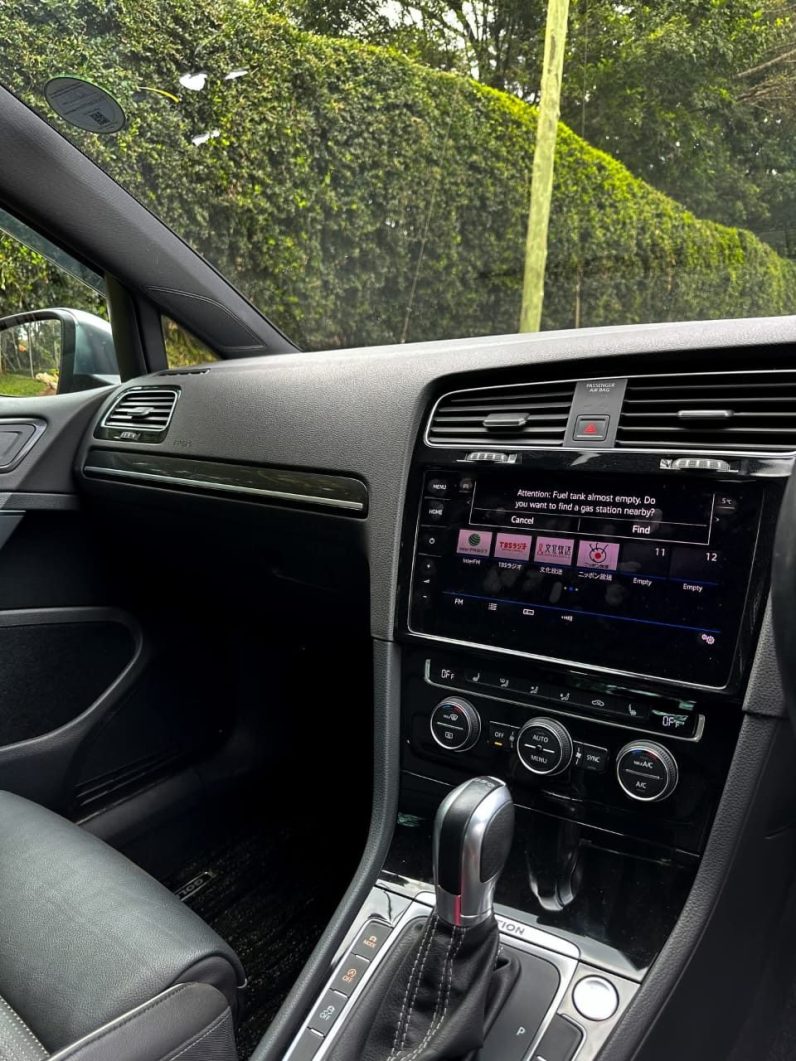 
								Volkswagen Golf R full									