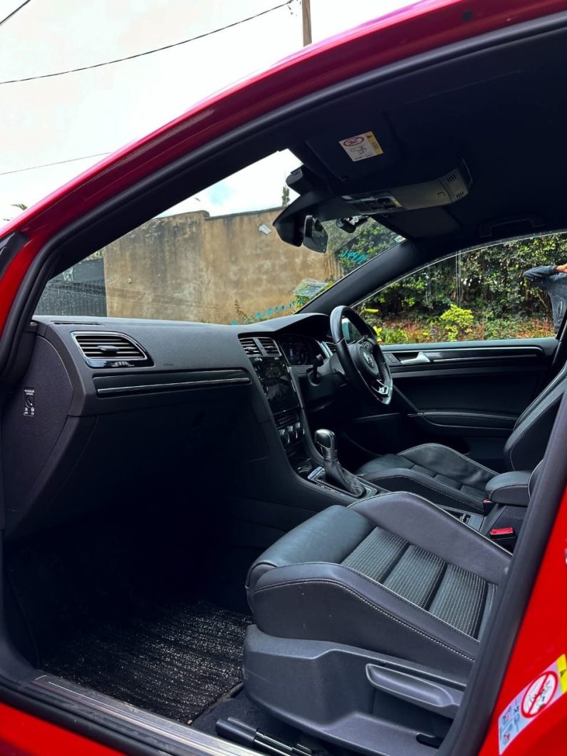 
								Volkswagen Golf R full									