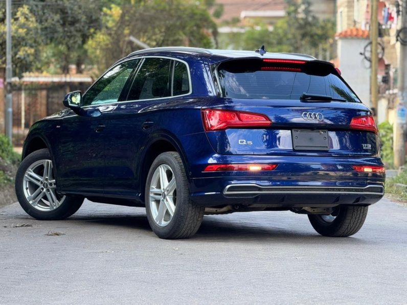 
								Audi Q5(S-Line) full									