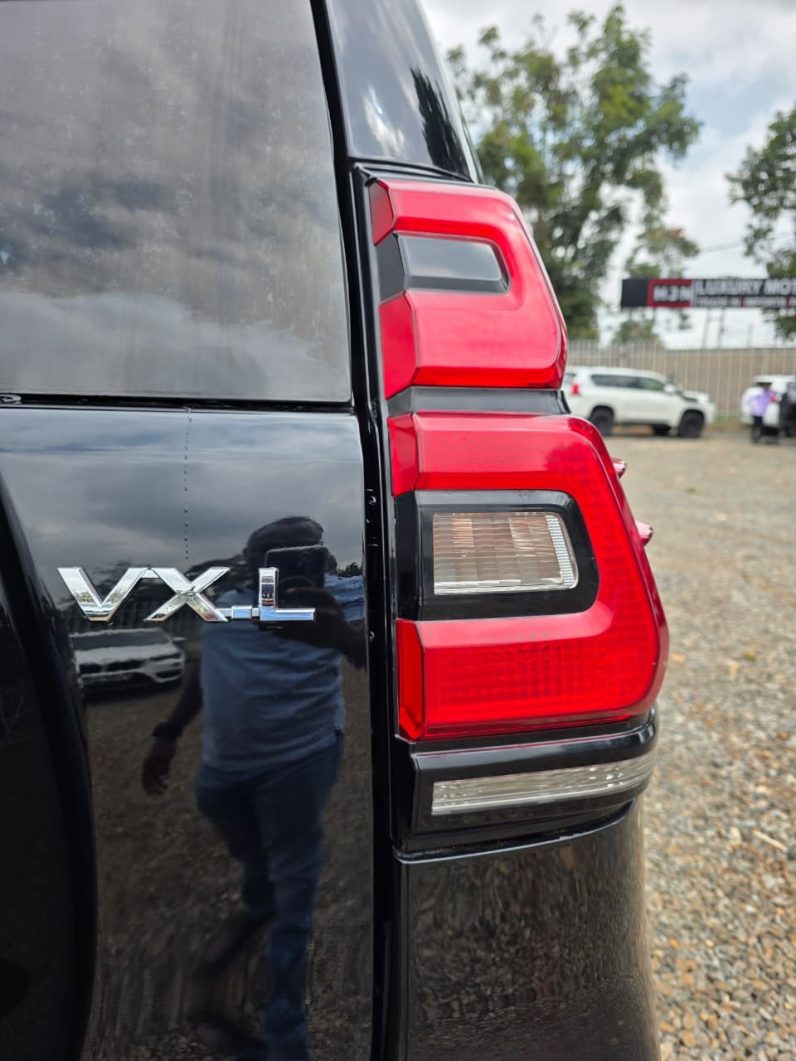 
								Toyota LandCruiser VXL full									