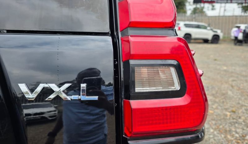 
								Toyota LandCruiser VXL full									