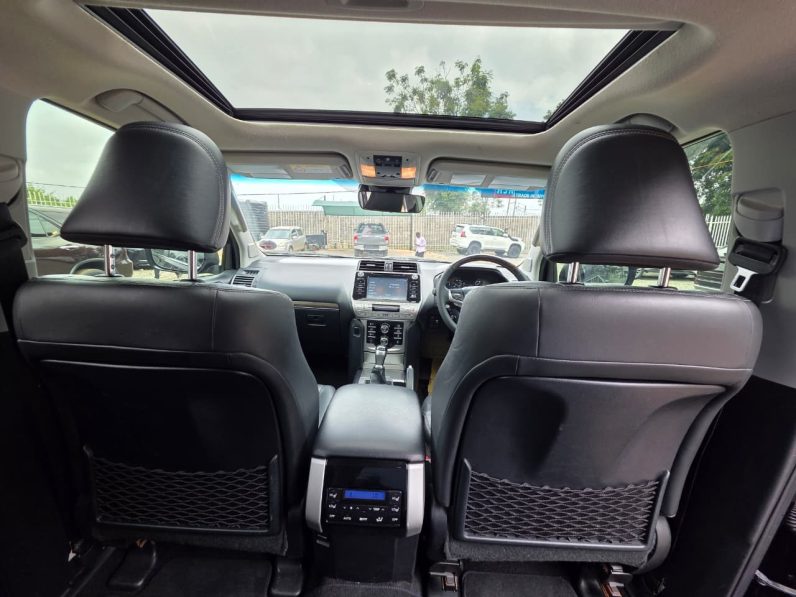 
								Toyota LandCruiser VXL full									