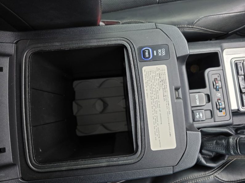 
								Toyota LandCruiser VXL full									