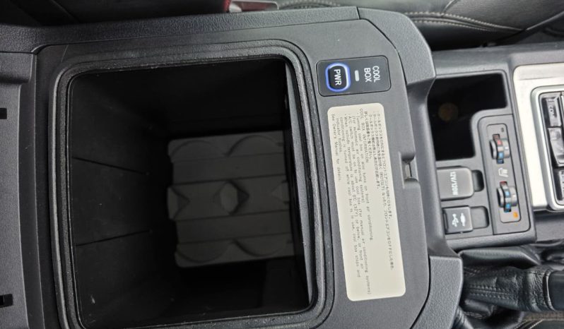 
								Toyota LandCruiser VXL full									