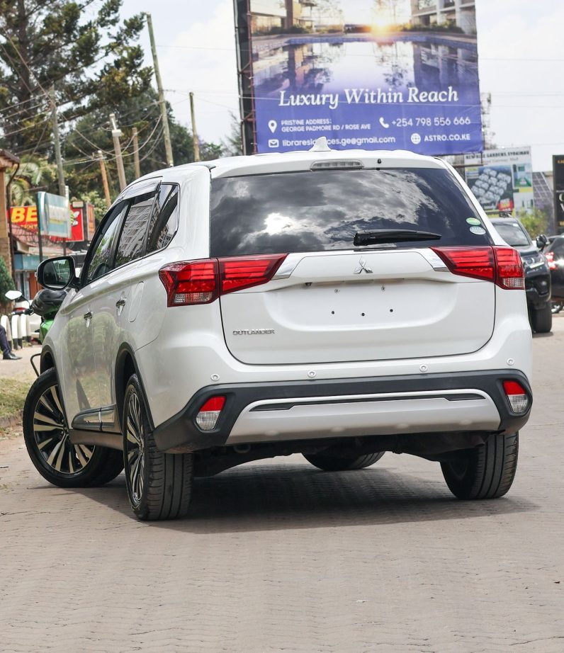 
								Mitsubishi Outlander full									