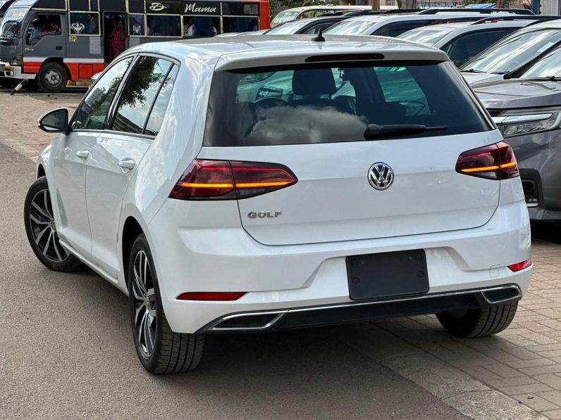 
								Volkswagen Golf Tsi full									