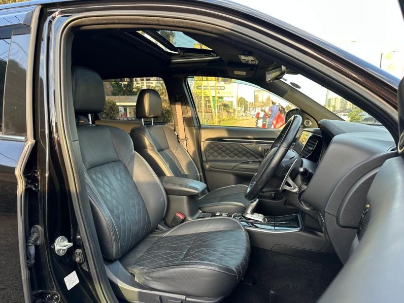 
								Mitsubishi Outlander PHEV full									