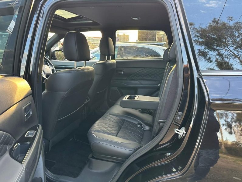 
								Mitsubishi Outlander PHEV full									