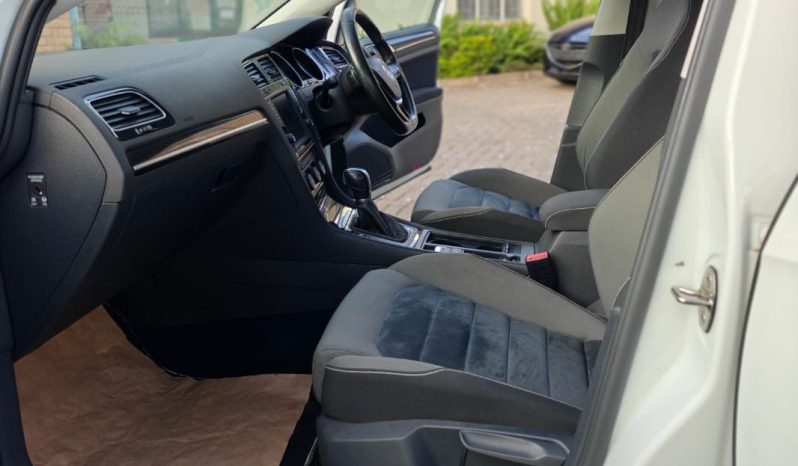 
								Volkswagen Golf full									