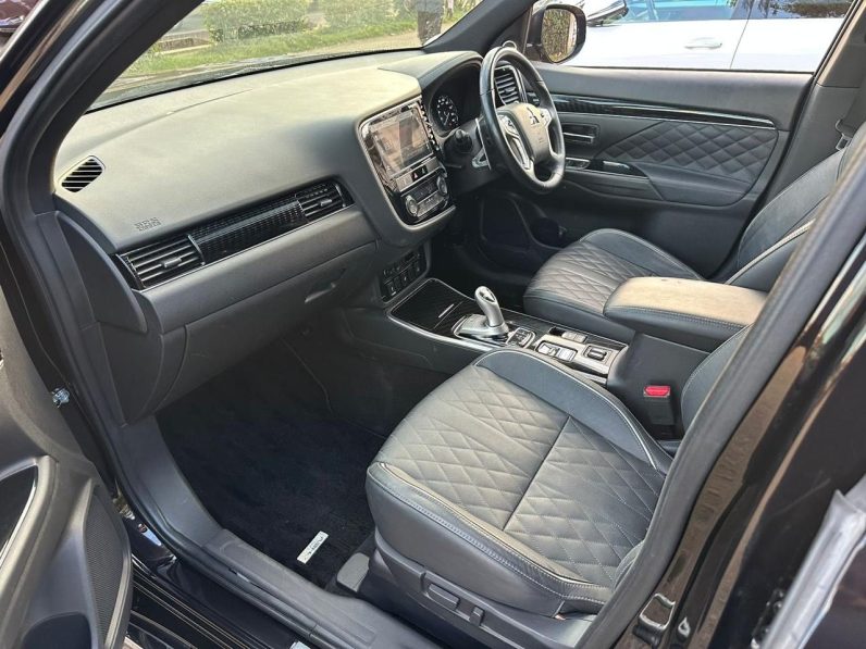 
								Mitsubishi Outlander PHEV full									