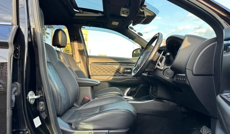 
								Mitsubishi Outlander PHEV full									