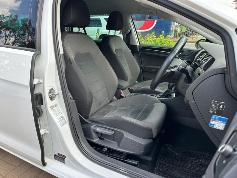 
								Volkswagen Golf Tsi full									