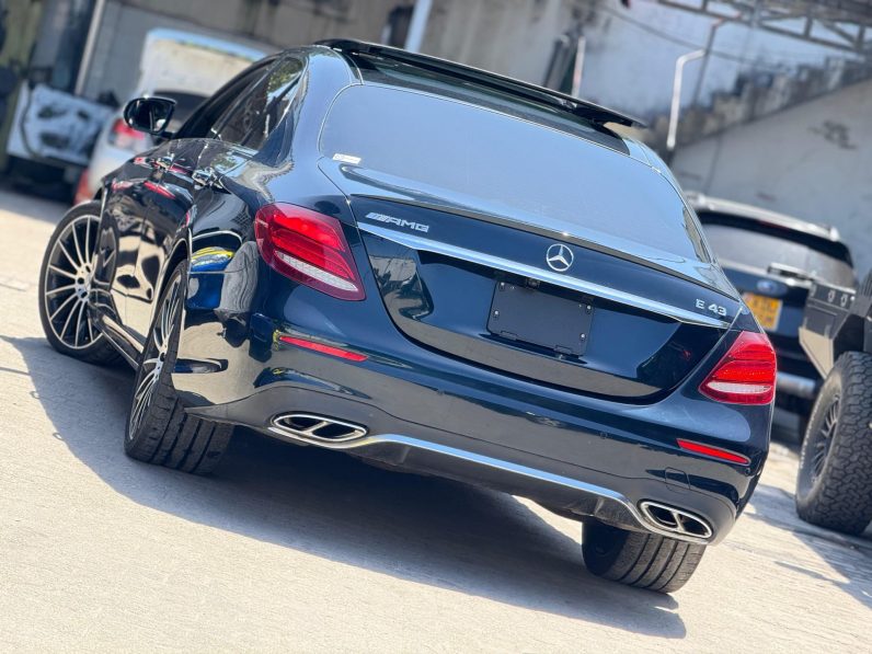
								Mercedes-Benz E43 AMG full									