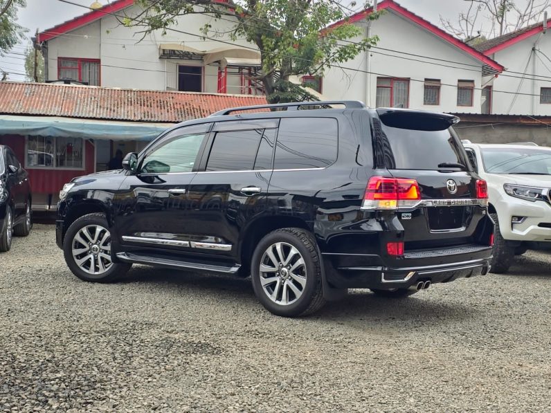 
								Toyota LandCruiser 200 Series (LC200) full									