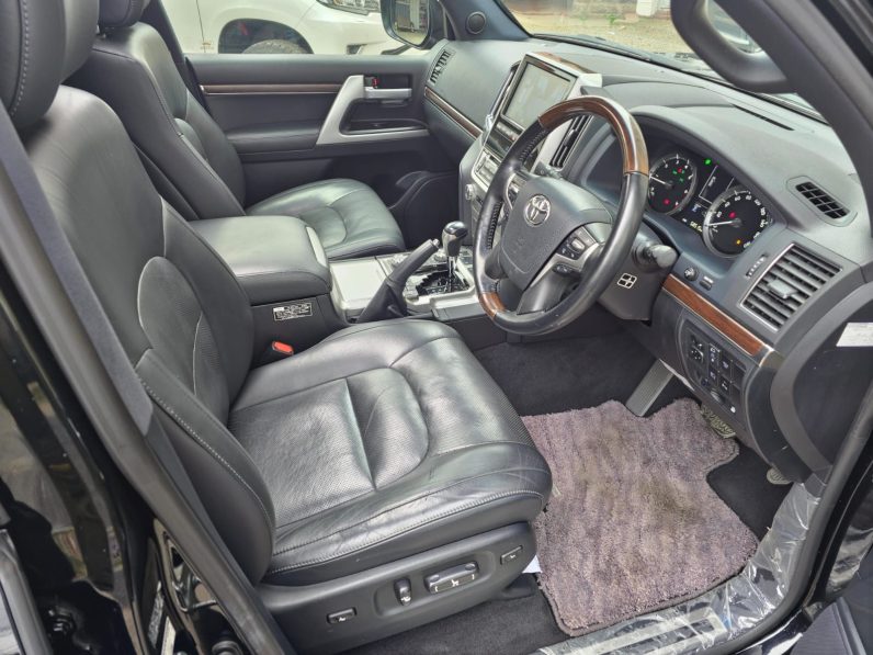 
								Toyota LandCruiser 200 Series (LC200) full									