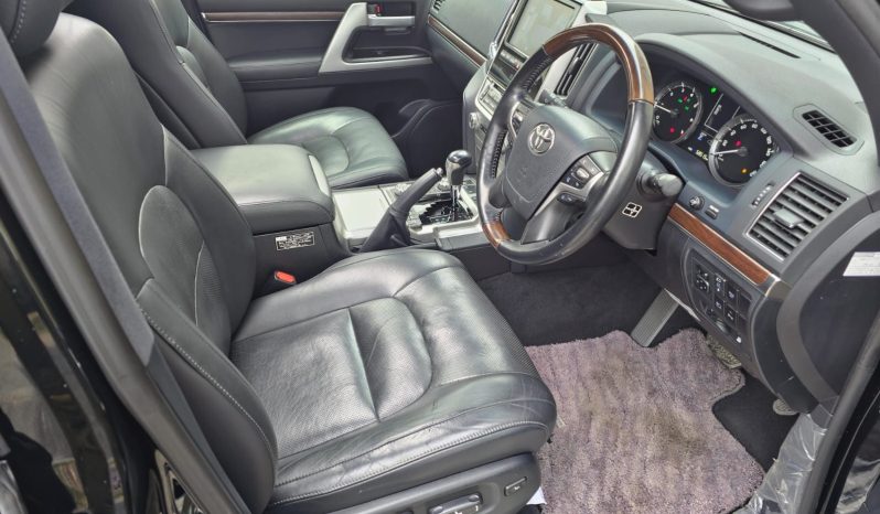 
								Toyota LandCruiser 200 Series (LC200) full									