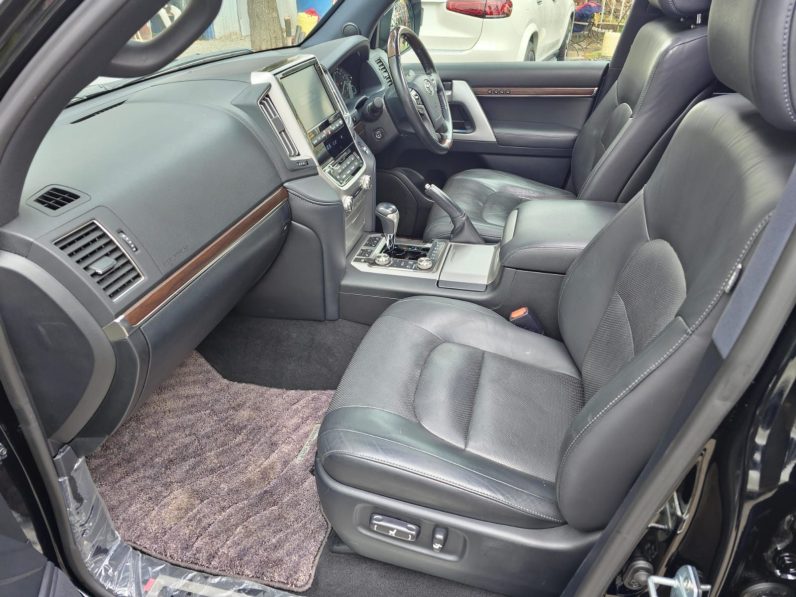 
								Toyota LandCruiser 200 Series (LC200) full									