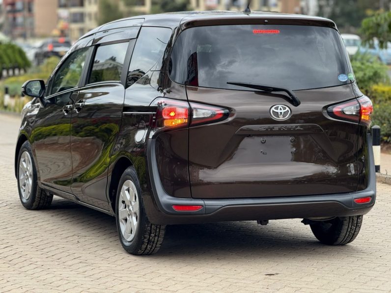 
								Toyota Sienta full									