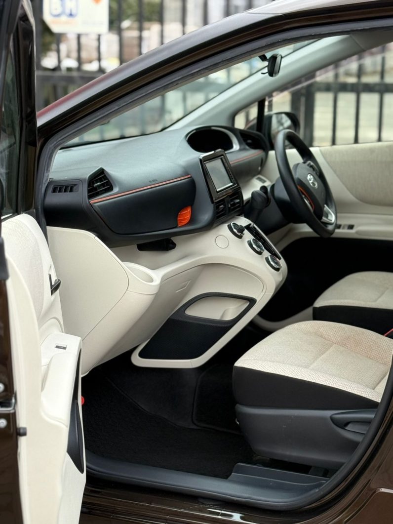 
								Toyota Sienta full									