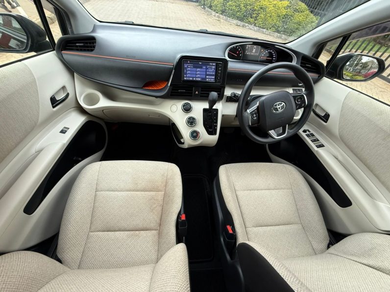 
								Toyota Sienta full									