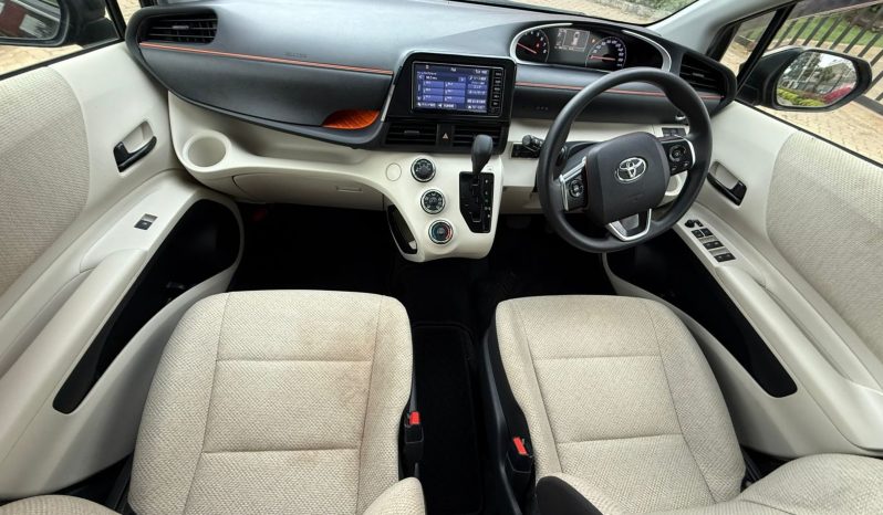 
								Toyota Sienta full									