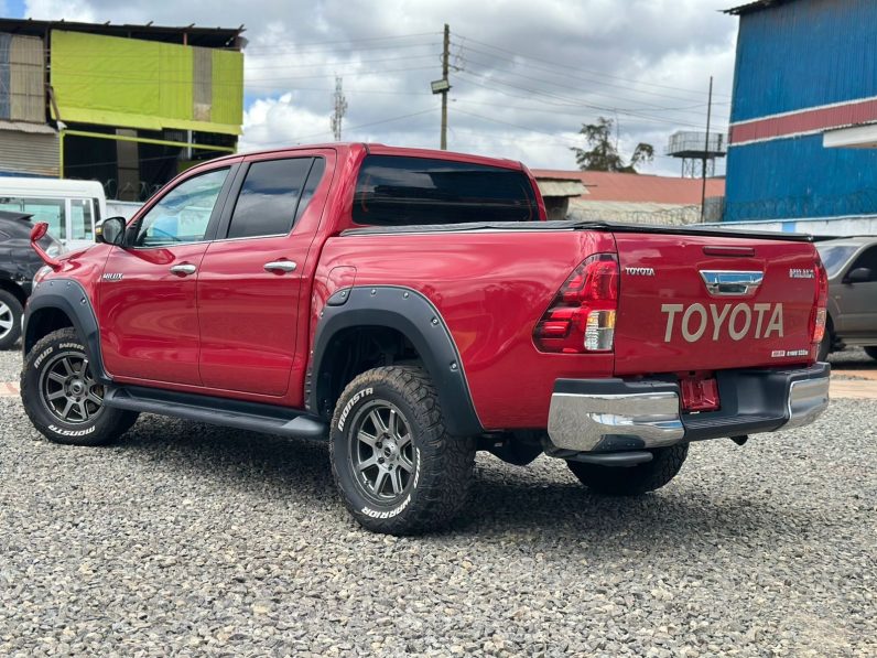 
								Toyota Hilux full									