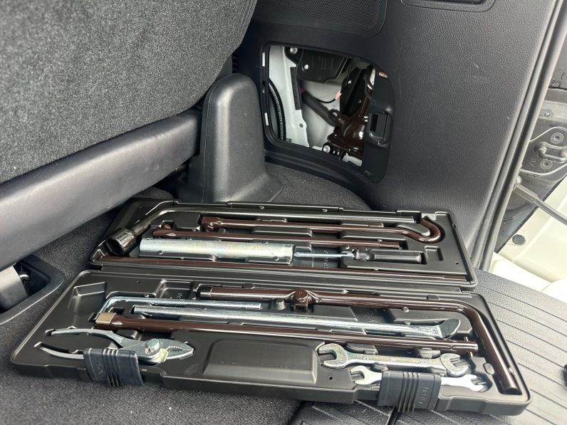 
								Toyota Land Cruiser 200 series ZX (LC200) full									