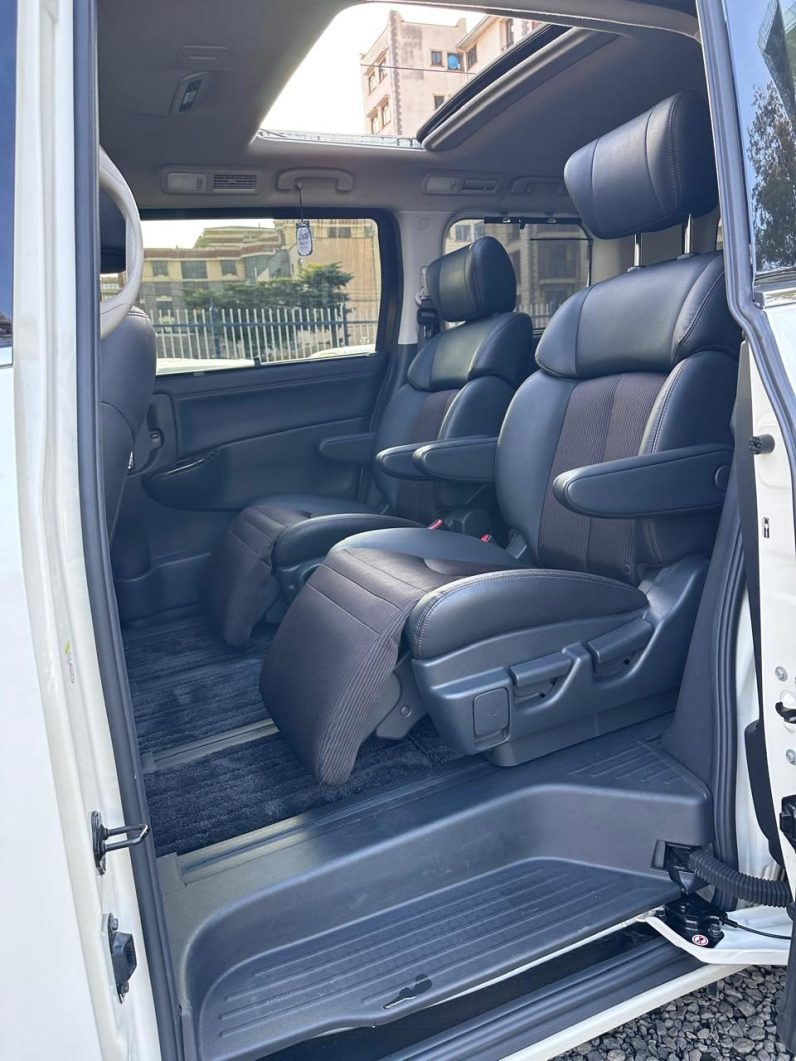 
								Nissan Elgrand Highway Star full									