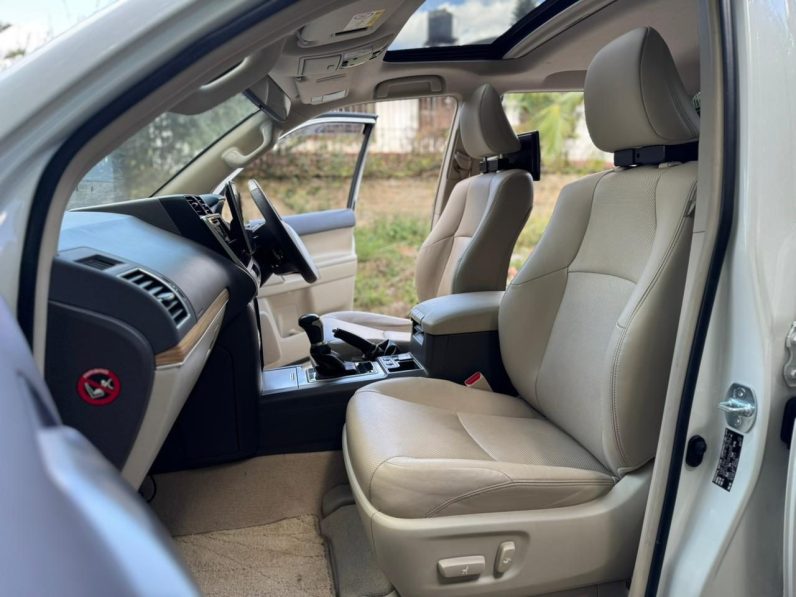 
								Toyota LandCruiser Prado TX-L full									