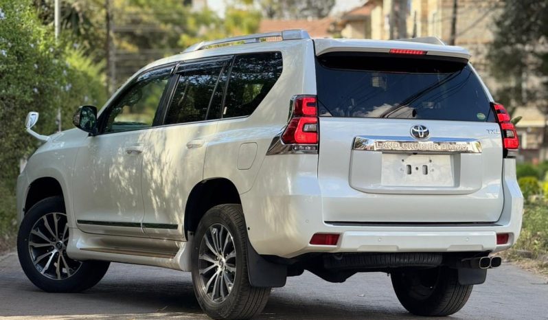
								Toyota LandCruiser Prado TX-L full									