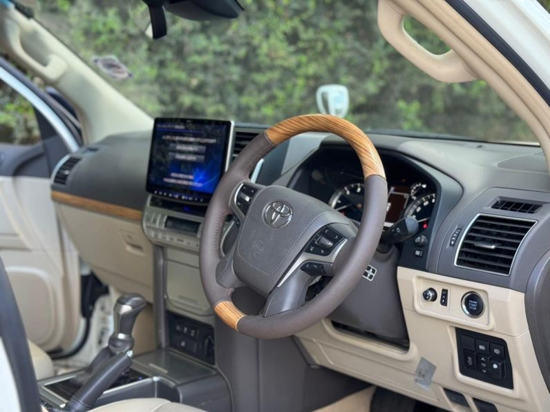 
								Toyota LandCruiser Prado TX-L full									