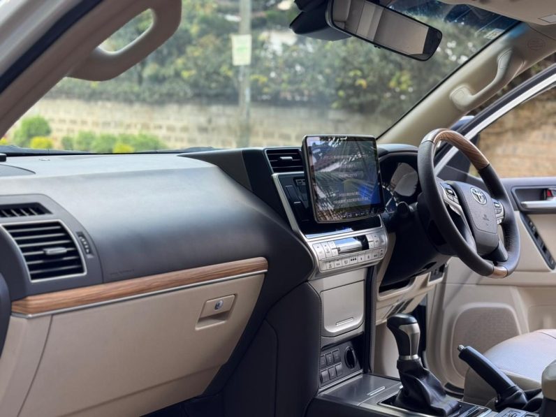 
								Toyota LandCruiser Prado TX-L full									