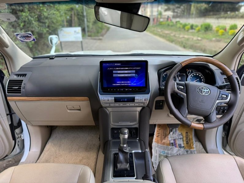 
								Toyota LandCruiser Prado TX-L full									