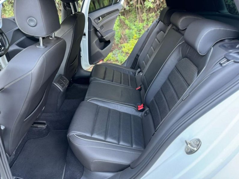 
								Volkswagen Golf R full									