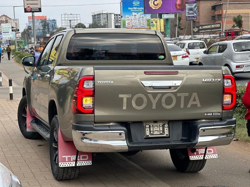 
								Toyota Hilux full									