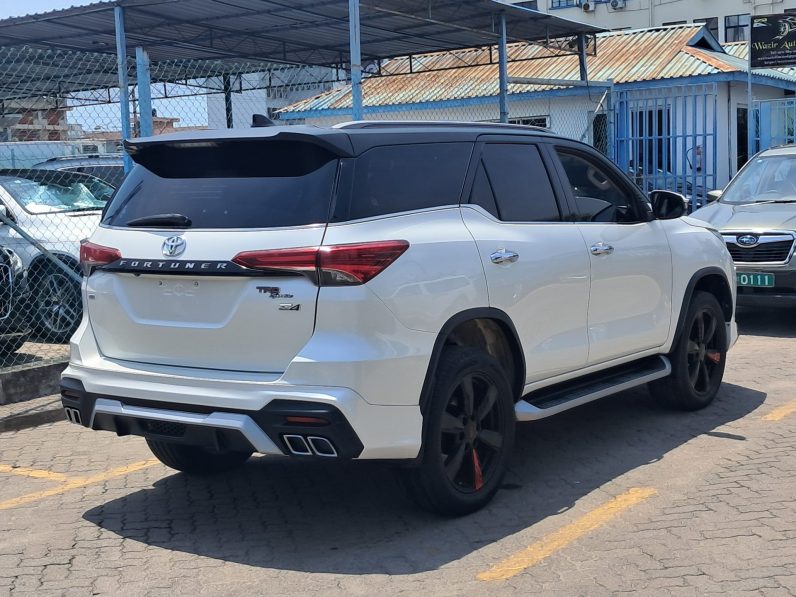 
								Toyota Fortuner full									