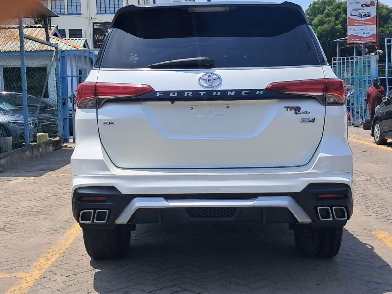 
								Toyota Fortuner full									