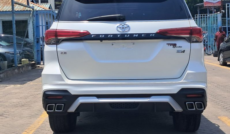 
								Toyota Fortuner full									