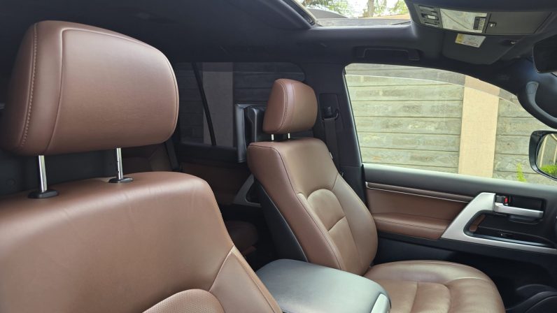 
								Toyota LandCruiser 200 Series (LC200) full									