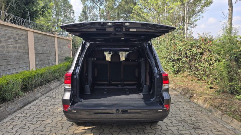 
								Toyota LandCruiser 200 Series (LC200) full									