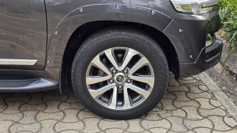 
								Toyota LandCruiser 200 Series (LC200) full									