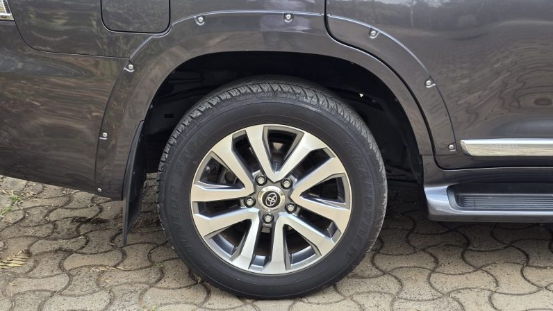 
								Toyota LandCruiser 200 Series (LC200) full									