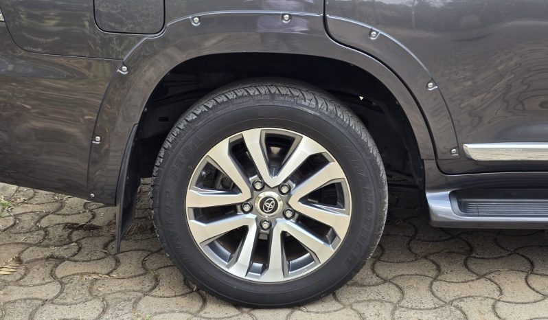 
								Toyota LandCruiser 200 Series (LC200) full									