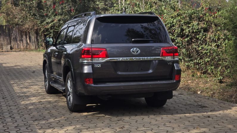 
								Toyota LandCruiser 200 Series (LC200) full									