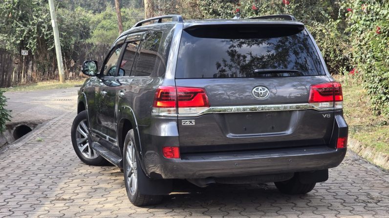 
								Toyota LandCruiser 200 Series (LC200) full									