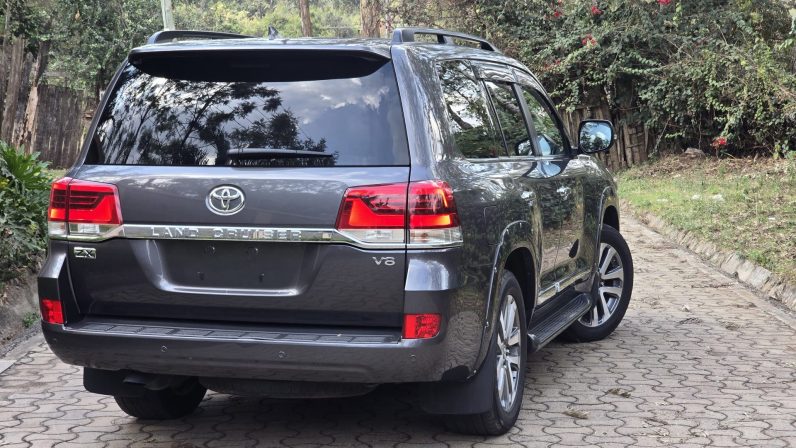 
								Toyota LandCruiser 200 Series (LC200) full									