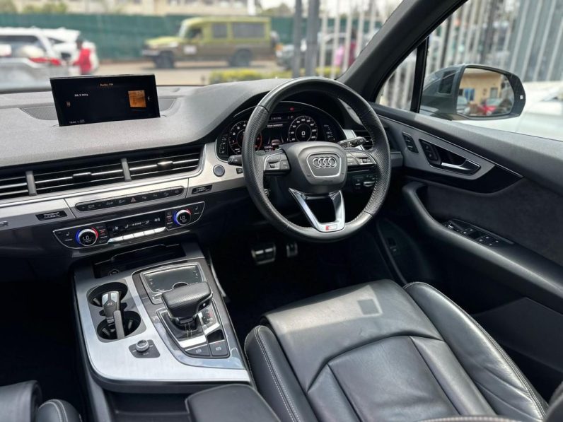 
								Audi Q7 S-Line Quattro full									